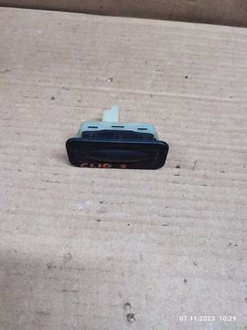 Кнопка приводу замка задньої 3/5 двері (ляди) 8200385515 RENAULT