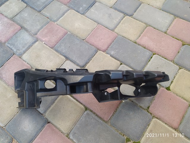 Кронштейн кріплення бампера переднього правий 8200479718 RENAULT