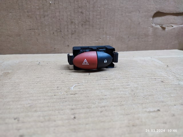 Кнопка включення аварійної сигналізації Рено Мастер 3