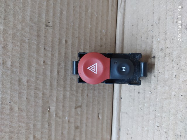 Кнопка включення аварійної сигналізації 8200523299 RENAULT