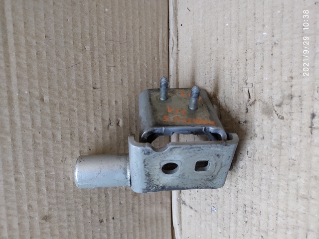 Петля заднтої двері, лівої 8200864601 RENAULT