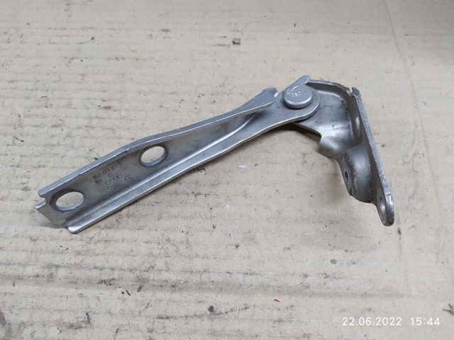 Шарнір капота правий 8L0823302B VAG