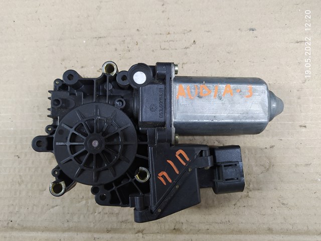 Двигун склопідіймача двері передньої, правої 8L3959802 VAG