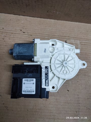 Моторчик склопідйомника двері задніх, правих 8P4959802B VAG
