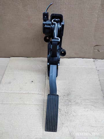 Підаль газу A1693000304 MERCEDES