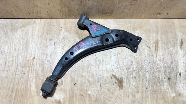 Правий важіль передній нижній підвіски 4806812110 TOYOTA