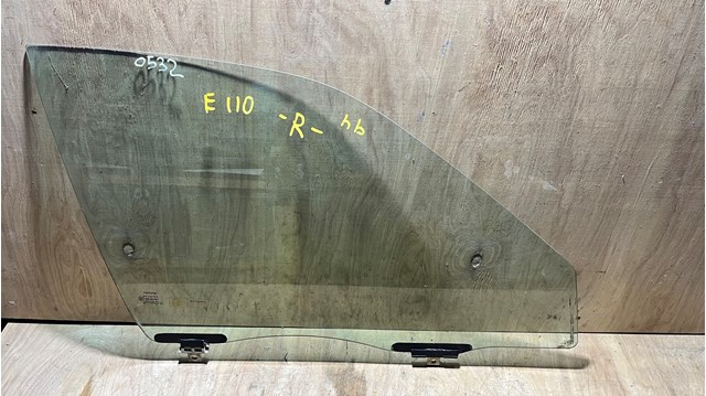 Скло передньої правої двері 681011A400 TOYOTA