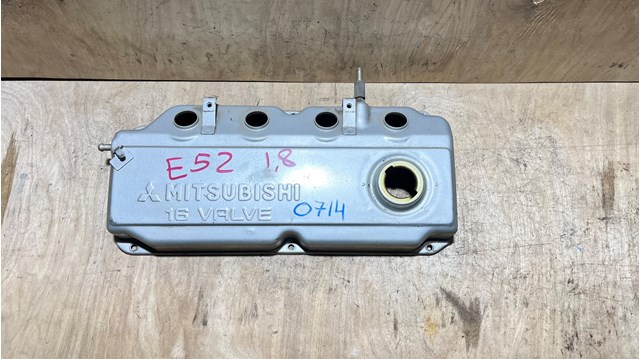 Кришка двигуна MD180093 MITSUBISHI