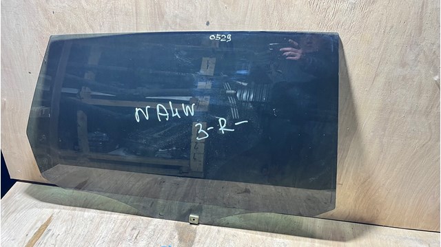 Скло заднє праве MN129338 MITSUBISHI