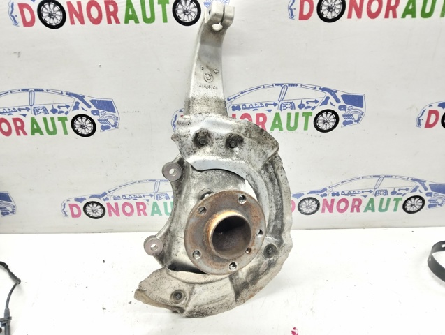 Кулак поворотний передній правий 31216775770 BMW