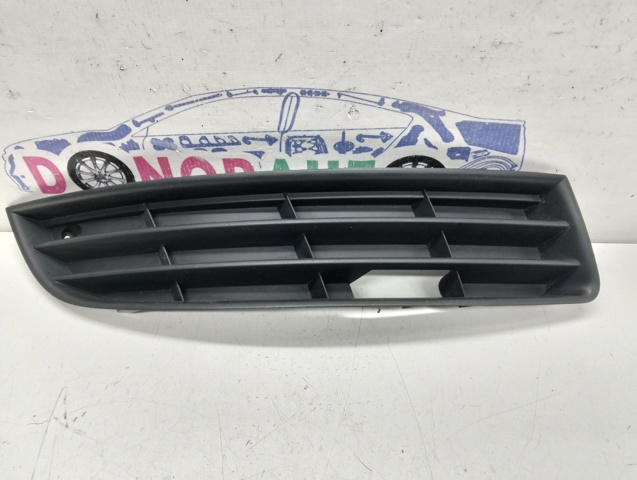 Решітка переднього бампера, права 3C0853666 VAG