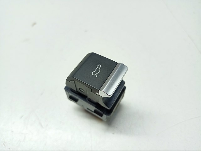 Кнопка салону приводу замка кришки багажнику audi a4 b9 стан відмінний  4M0959831A