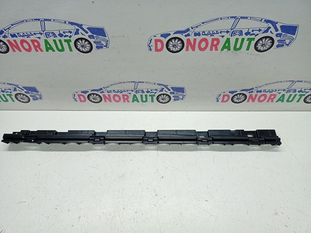 Кронштейн зовнішньої накладки порога правого 51777184778 BMW