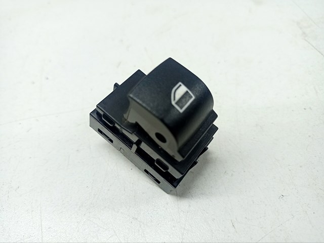 Кнопка підйомника переднього правого скла 61319208107 BMW