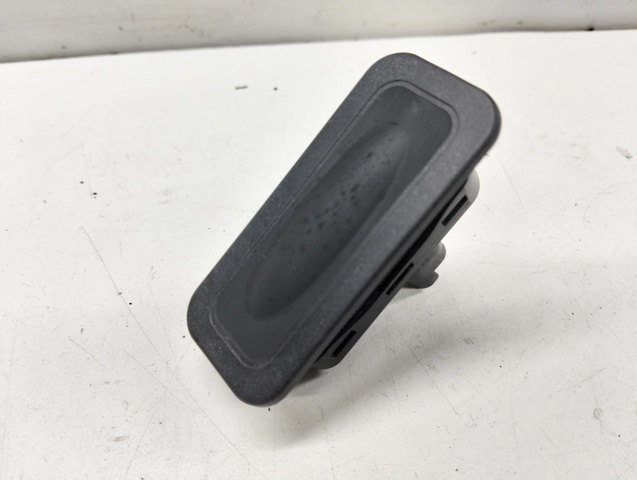 Кнопка приводу замка задньої 3/5 двері (ляди) 8200076256 RENAULT