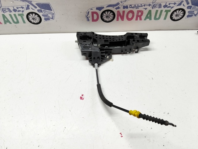 Тримач зовнішньої ручки дверей, задніх правих 8U0837886 VAG