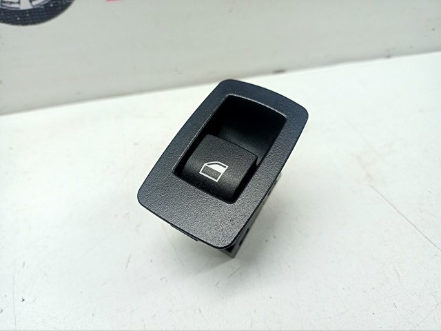 Кнопка підйомника заднього скла 9208106 BMW
