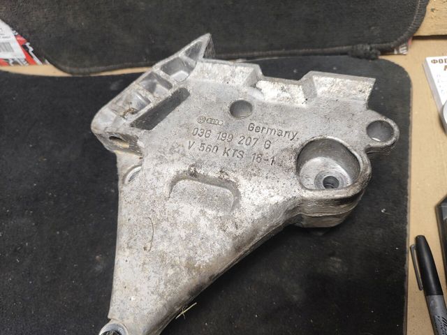 Кронштейн подушки (опори) двигуна, правої 03G199207G VAG