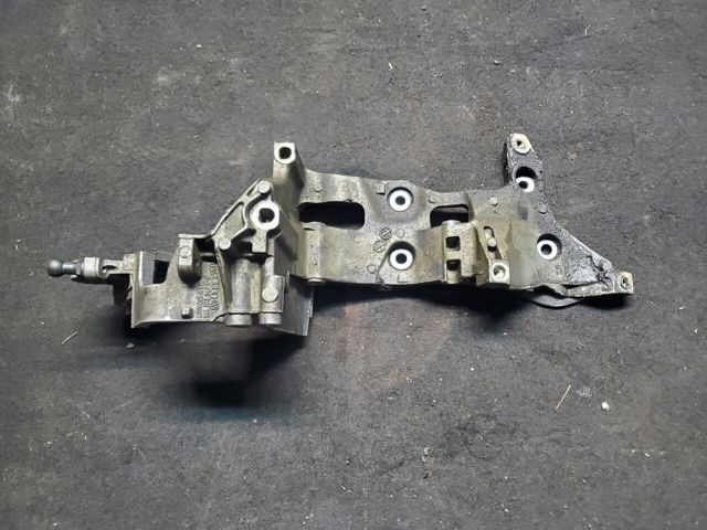 Кронштейн кріплення генератора 04L903143D VAG