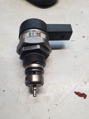 Регулятор тиску палива в паливній рейці 057130764AB VAG