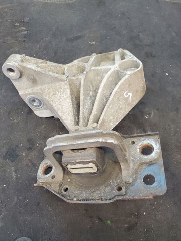 Подушка (опора) двигуна, передня 11210JD500 NISSAN