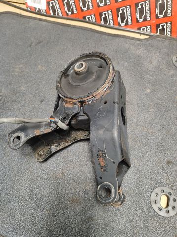 Подушка (опора) двигуна, задня 11320CA01E NISSAN