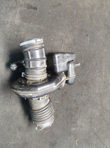 Патрубок повітряний, вихід повітряного фільтра 16576CA00B NISSAN