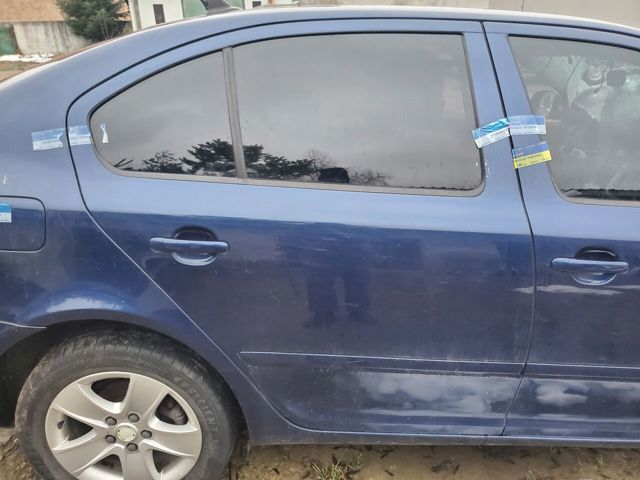 Двері пасажирські задні праві 1Z5833056 VAG