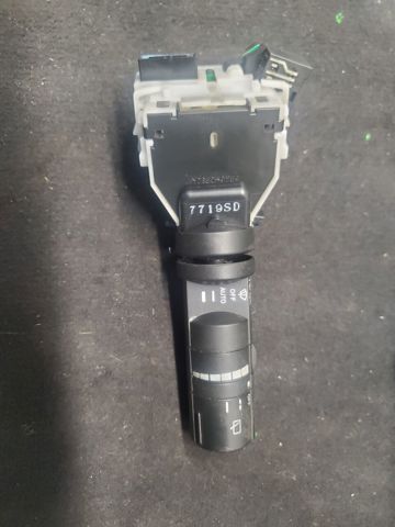 Перемикач підрульовий, правий 25260JD01A NISSAN
