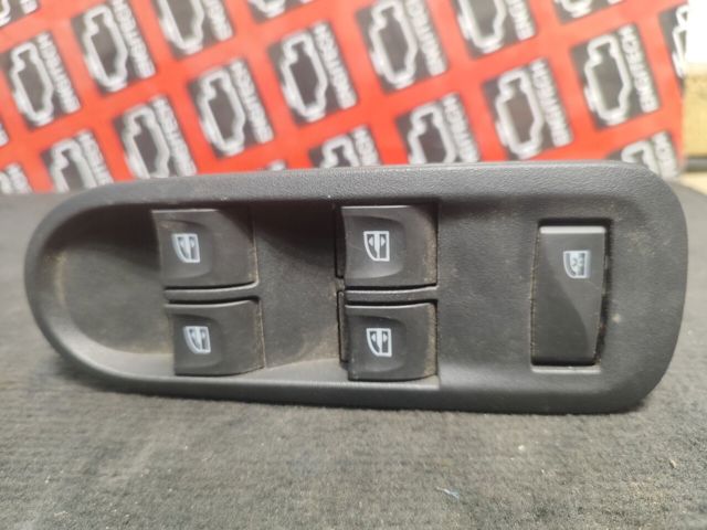 Кнопки переднього лівого склопід'ємника 254110431R RENAULT