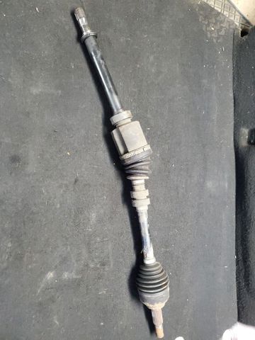 Піввісь передня, права 39100JD52B NISSAN