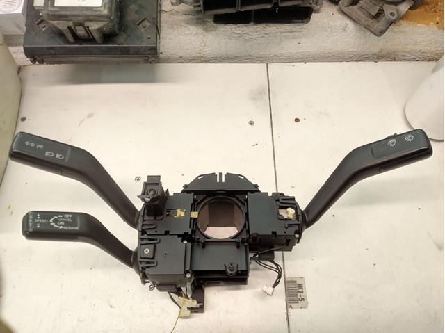 Перемикач підрульовий Volkswagen Passat B6