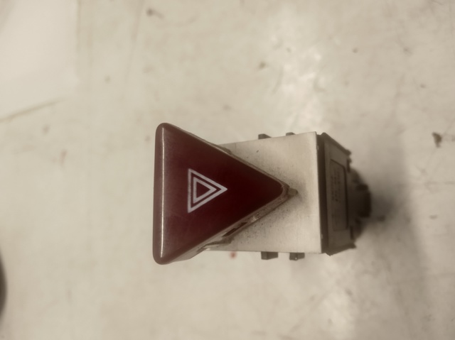 Кнопка включення аварійної сигналізації Volkswagen Passat B6