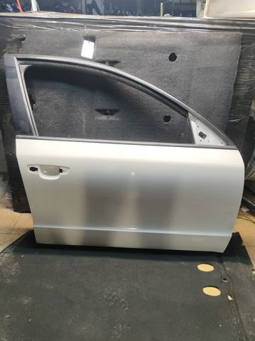 Пасажирські передні двері 3T0831056 VAG