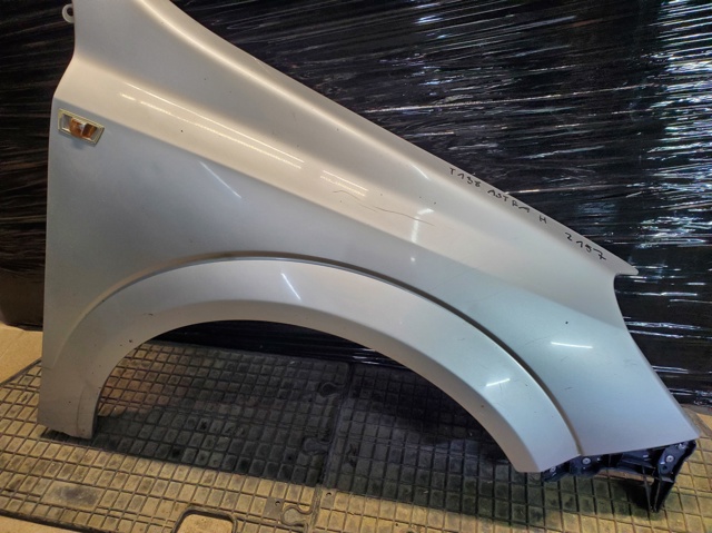 Переднє праве крило 6102349 OPEL