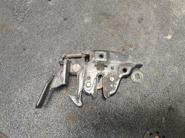 Замок капота 65601CA000 NISSAN