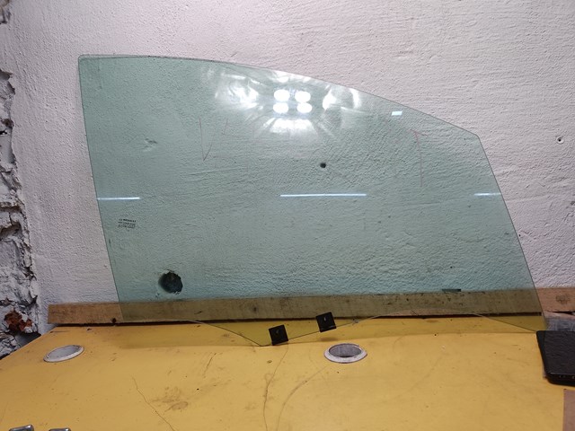 Скло передньої правої двері 803004101R RENAULT