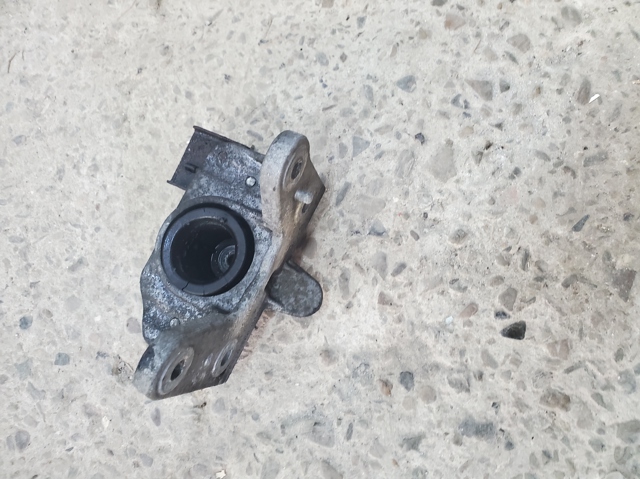 Кронштейн подушки КПП 8200003831 RENAULT