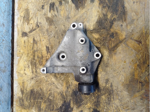Кронштейн компресора кондиціонера 8200025937 RENAULT