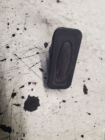 Кнопка приводу замка третіх/ п'ятих дверей 8200076256 RENAULT