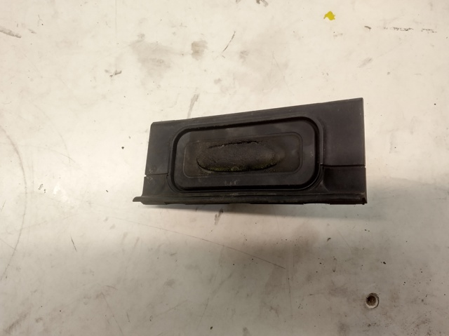 Кнопка приводу замка 3/5 дверей (ляди) / кришки багажника 8200076258 RENAULT