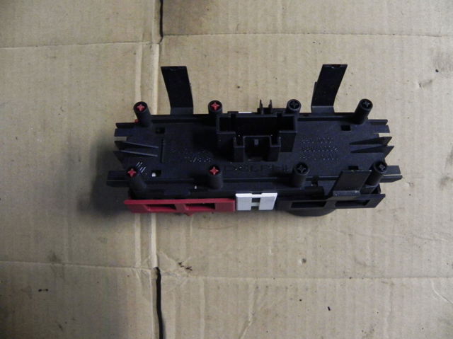 Кнопка аварійної сигналізації 8200095493 RENAULT