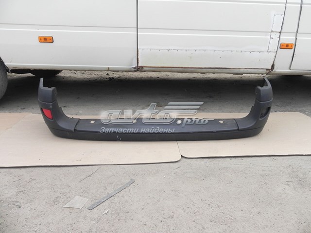 Бампер задній 8200150631 RENAULT