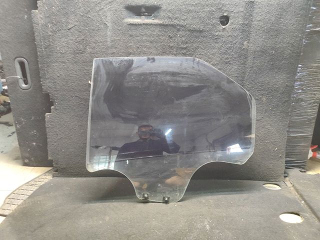 Скло задніх дверей, лівих 8200211930 RENAULT
