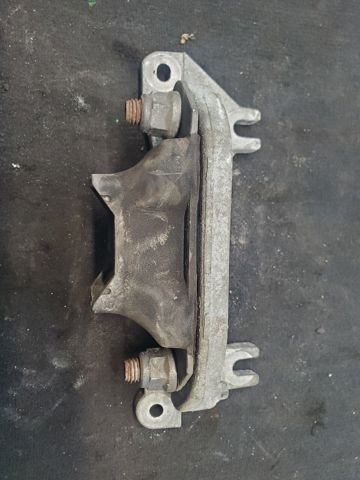 Кронштейн подушки (опори) двигуна, лівої 8200216113 RENAULT