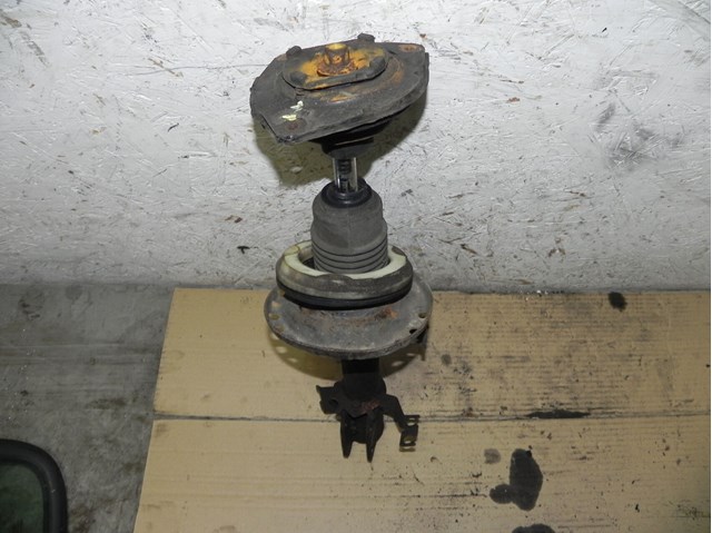 Амортизатор передній 8200676026 RENAULT