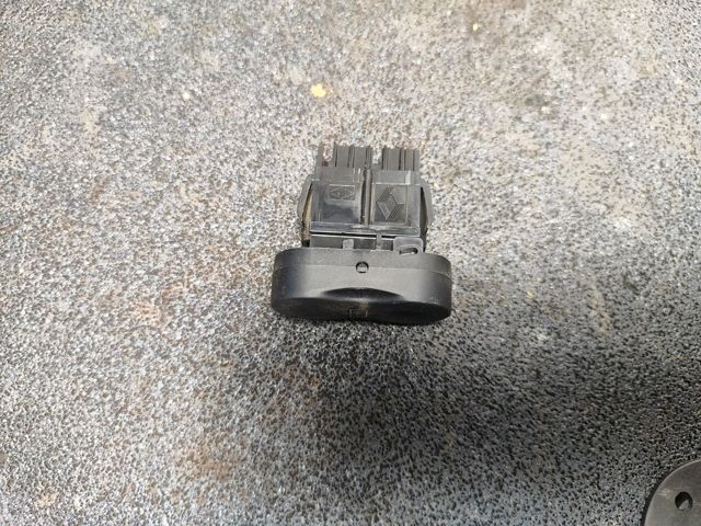 Вимикач обігріву заднього скла 8200710682 RENAULT