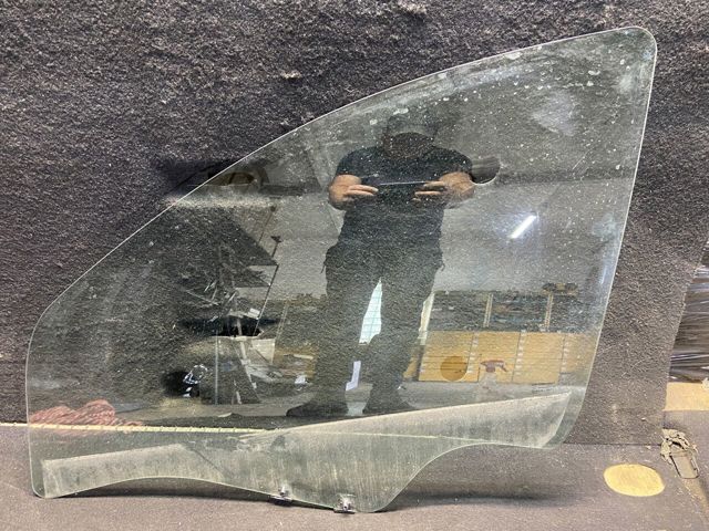 Скло передніх дверей, лівих 8200733023 RENAULT