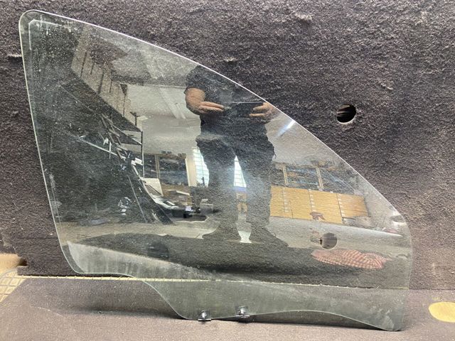 Скло передніх дверей, правих 8200733026 RENAULT