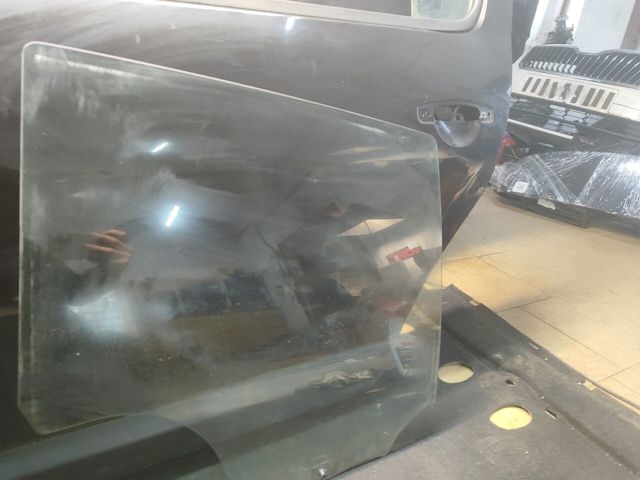 Скло заднє праве 8200733046 RENAULT